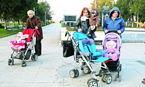 Anişoara Vlaicu (37 de ani)  şi Ioana Constantin (35 de  ani) se plâng că nu şi pot  lăsa copiii singuri mai  devreme de doi ani jpeg