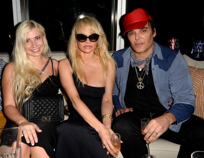 Pamela Anderson n-a vrut să-şi arate privirea la petrecere