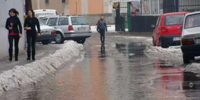 Zăpada de pe trotuare nu a fost curăţită la timp fapt ce a dus la inundarea străzilor