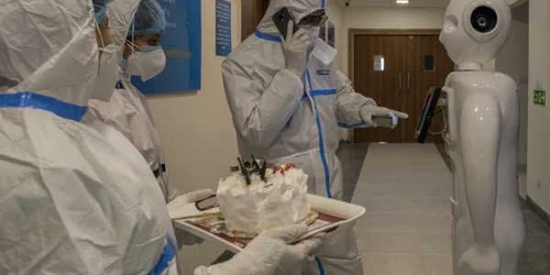 Roboţei - bolnavi covid 19 - spital - New Delhi - India / FOTO Getty Images / Anindito Mukherjee / 15 dec 2020