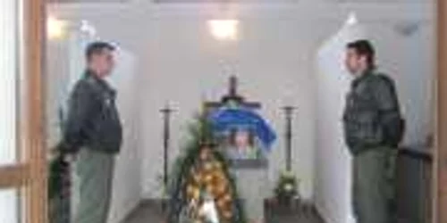 Sicriul comandorului a fost păzit de colegii lui