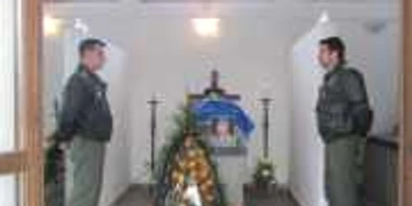 Sicriul comandorului a fost păzit de colegii lui