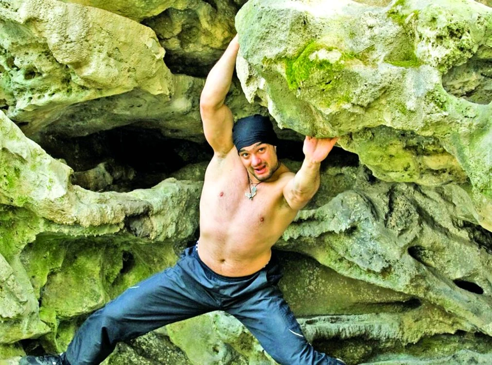 Oncescu se antrenează făcând alpinism pe stânci cu mâinile goale, fără corzi de protecţie