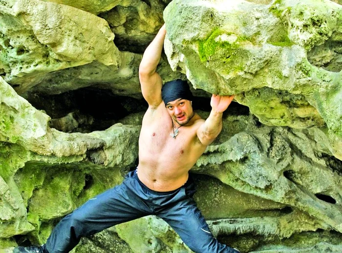 Oncescu se antrenează făcând alpinism pe stânci cu mâinile goale, fără corzi de protecţie