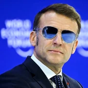 Emmanuel Macron ochelari Davos jfif