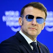Emmanuel Macron ochelari Davos jfif