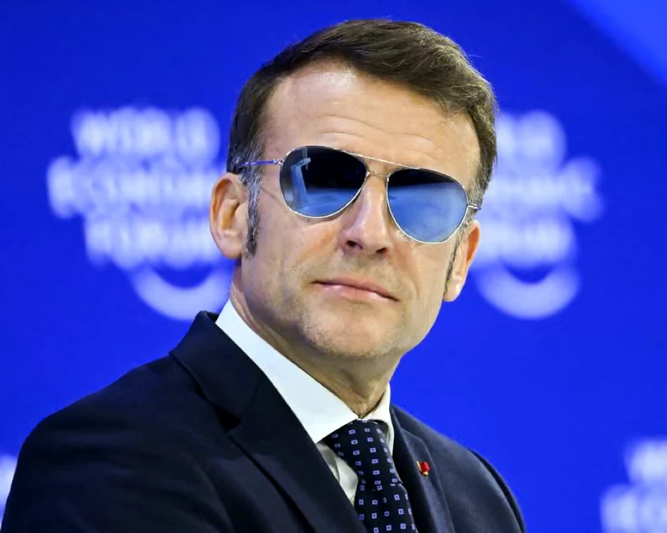 Macron cu ochelari de soare