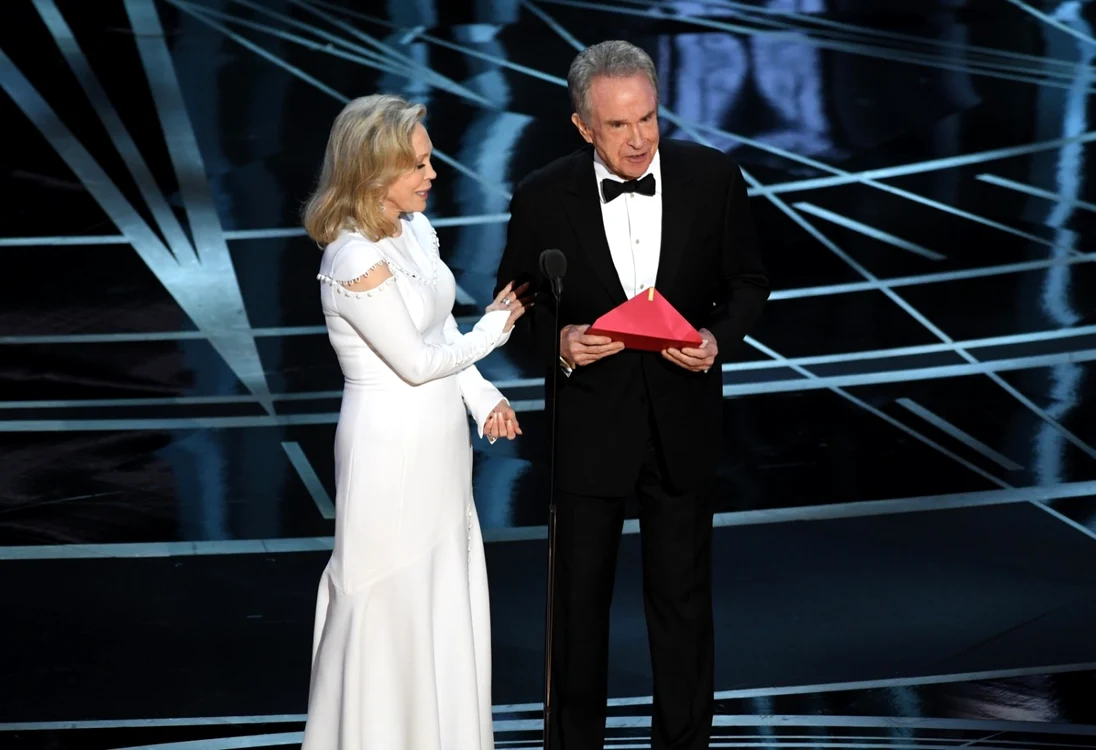 Actorii Warren Beatty şi Faye Dunaway au fost desemnaţi de Academia Americană de Film să anunţe câştigătorul celei mai importante categorii FOTO Guliver/Getty Images