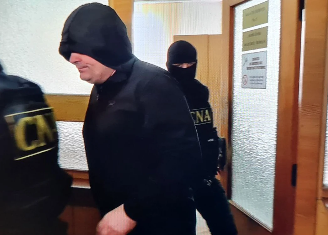 Șeful Biroului Interpol Moldova a fost escortat în instanță de mascații CNA. FOTO: Adevărul