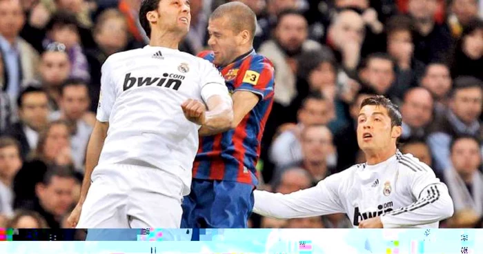 Foto: reuters Alves, între Arbeloa (stânga) şi Ronaldo