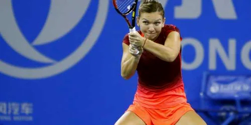  Simona Halep loveşte o minge în partida contra rusoaicei  Anastasia Pavlyuchenkova în timpul turneului  Dongfeng Motor Wuhan Open la  centrul Optics Valley International Tennis în Wuhan China FOTO Guliver/GettyImages