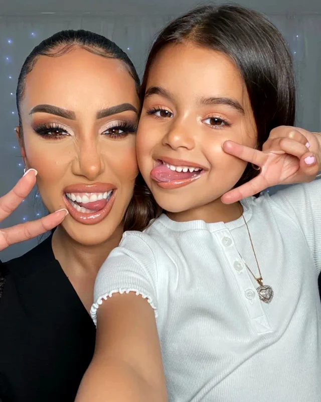 Kassia, cel mai tânăr make-up artist din lume, alături de mama ei