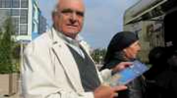 Gheorghe Damian a cumpărat cartea pentru nepoţica de 10 ani