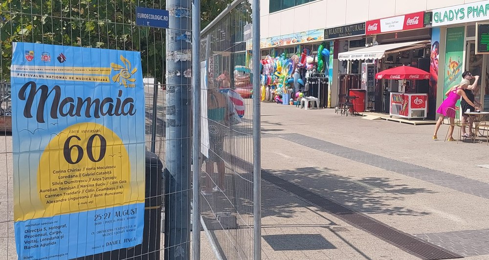 Festivalul „Mamaia 6o de ani“: lângă colaci de plajă, reclame la pariuri și miros de ulei prăjit