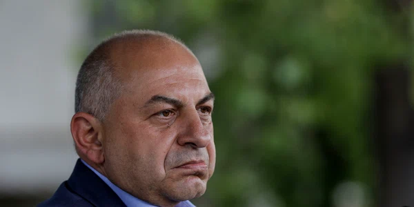 Cătălin Cîrstoiu, candidatul alianței PSD - PNL la primăria capitalei, susține o declarație de presă în fața Spitalului Universitar de Urgență București. FOTO Inquam Photos / Octav Ganea