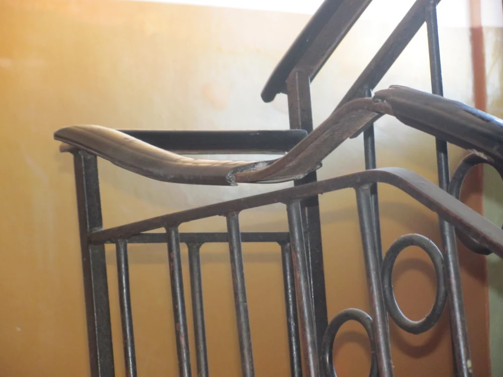
    Balustradele de metal lovite în cădere de bărbat s-au îndoit  