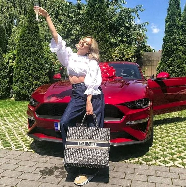 Lidia Buble a primit un Mustang și o poșetă marca Dior