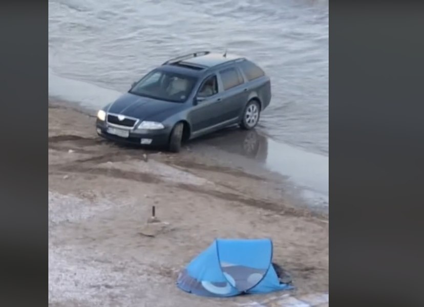 Mașină împotmolită în nisip pe o plajă din Constanța. „Asta da șmecher! Jupân de jupân” VIDEO