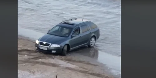 mașina în nisip pe plaja din 23 august   captura tiktok png