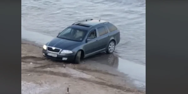 mașina în nisip pe plaja din 23 august   captura tiktok png