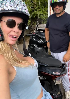 Andreea Bănică a primit de la soțul ei, Lucian Mitrea, un scuter de aproape 5.000 de euro!