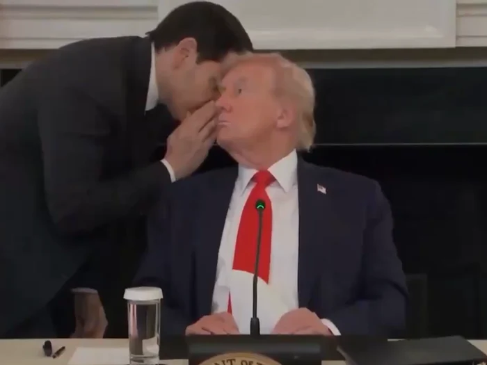 Marco Rubio șoptindu-i la ureche lui Donald Trump, în timpul unui eveniment la Casa Albă/FOTO: X