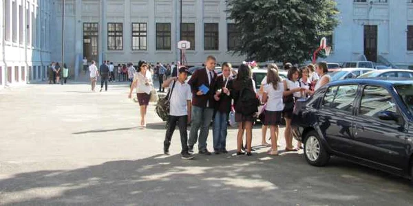 Uniforma va stârni tot timpul divergenţe între elevi, profesori şi părinţi (foto: Codruţa Horja)