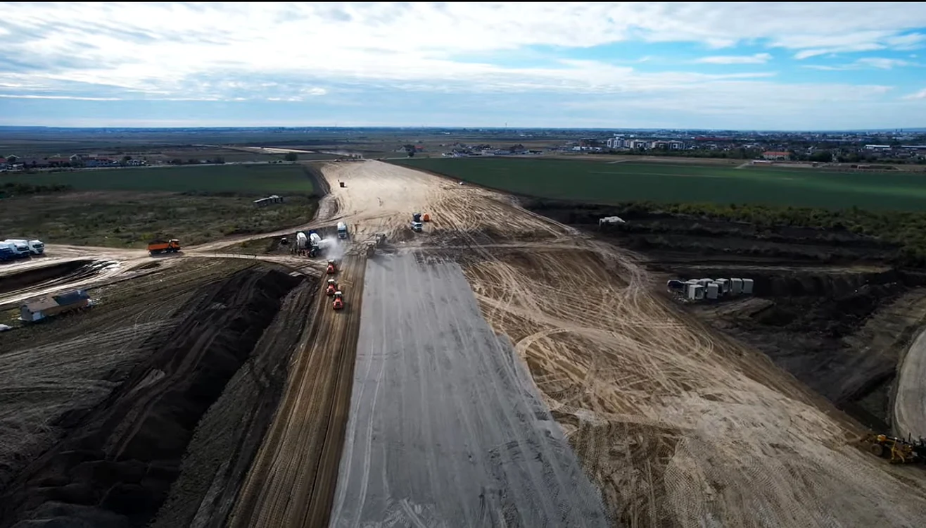 Se lucrează intens la autostradă FOTO: captură Video Youtube Răducu P. Drum