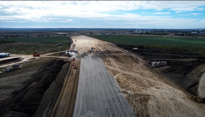 Se lucrează intens la autostradă FOTO: captură Video Youtube Răducu P. Drum
