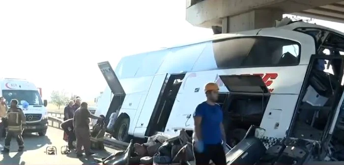 Autocarul a lovit un cap de pod. FOTO Facebook TRT