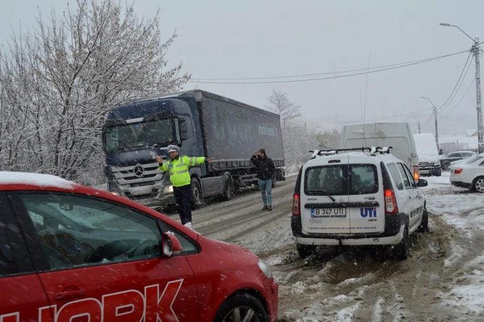 Şoferii care au încălcat legea, traşi pe dreapta FOTO Adevărul