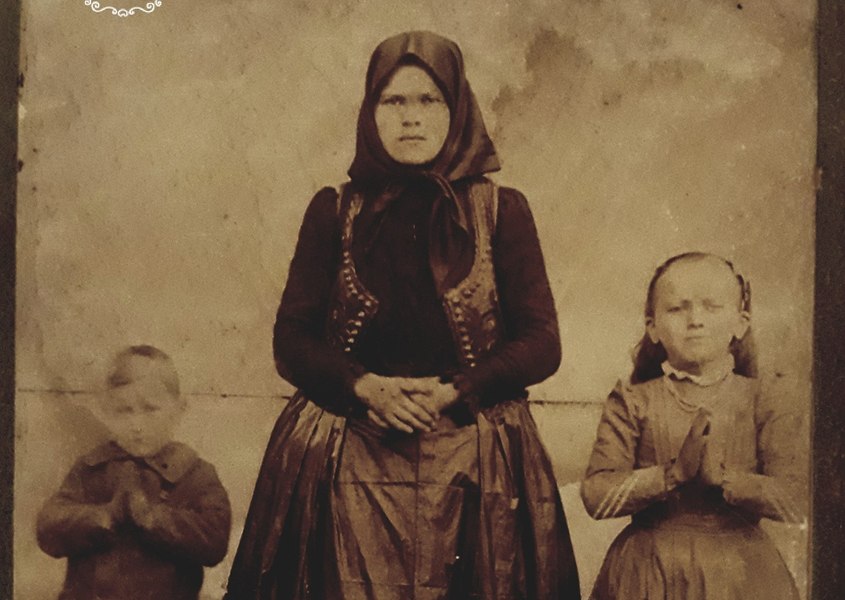 Povestea unei fotografii tulburătoare din vreme de război. De ce erau așezați copiii „în poziția de rugăciune” 