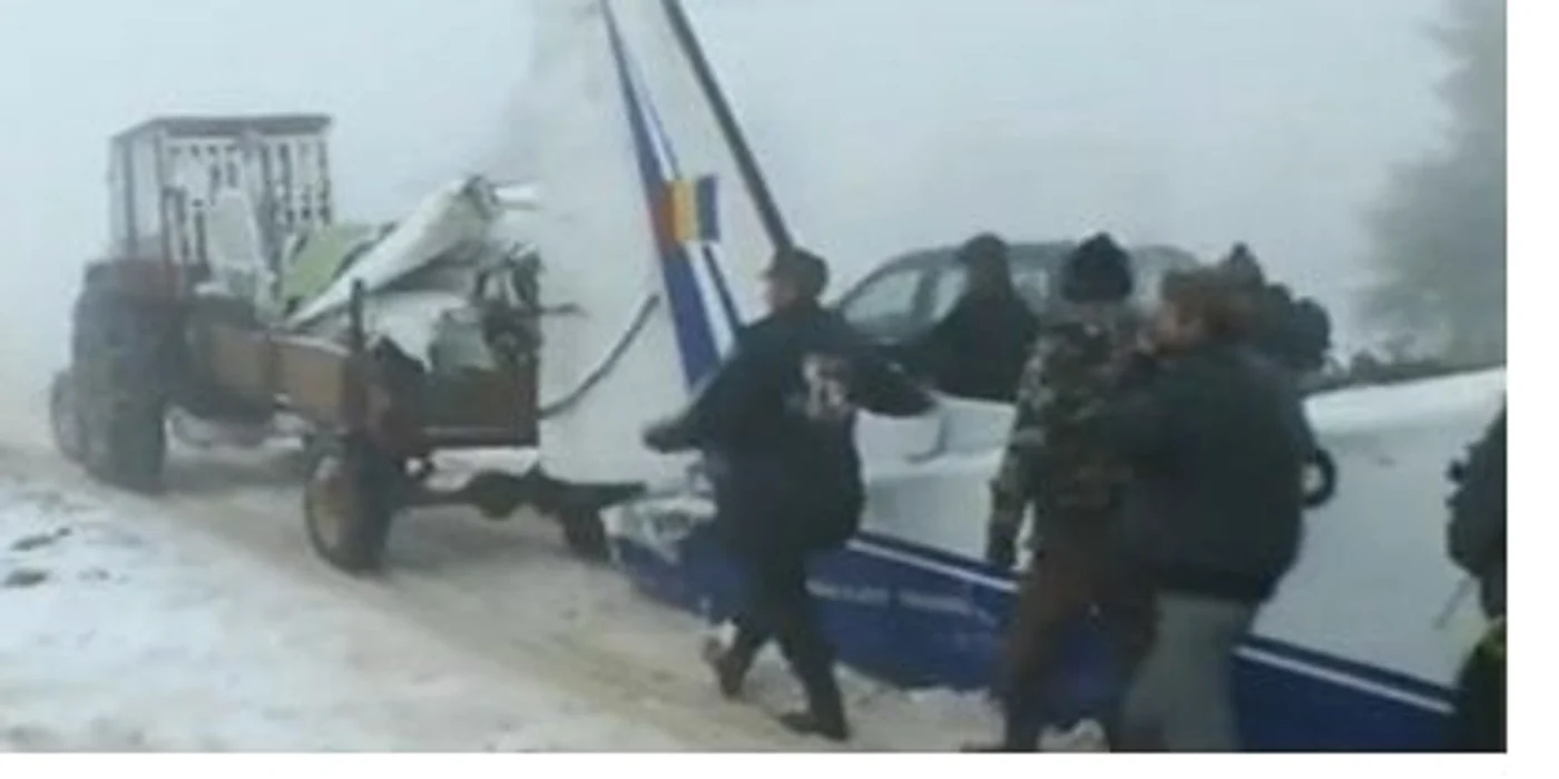 
    Bucăți din epava avionului au fost transportate cu tractoarele  