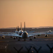 avioane parcate aeroport aterizare avion frankfurt shutterstock 1702941451 jpg