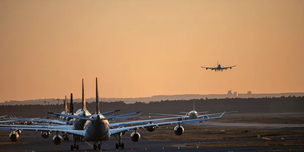 avioane parcate aeroport aterizare avion frankfurt shutterstock 1702941451 jpg