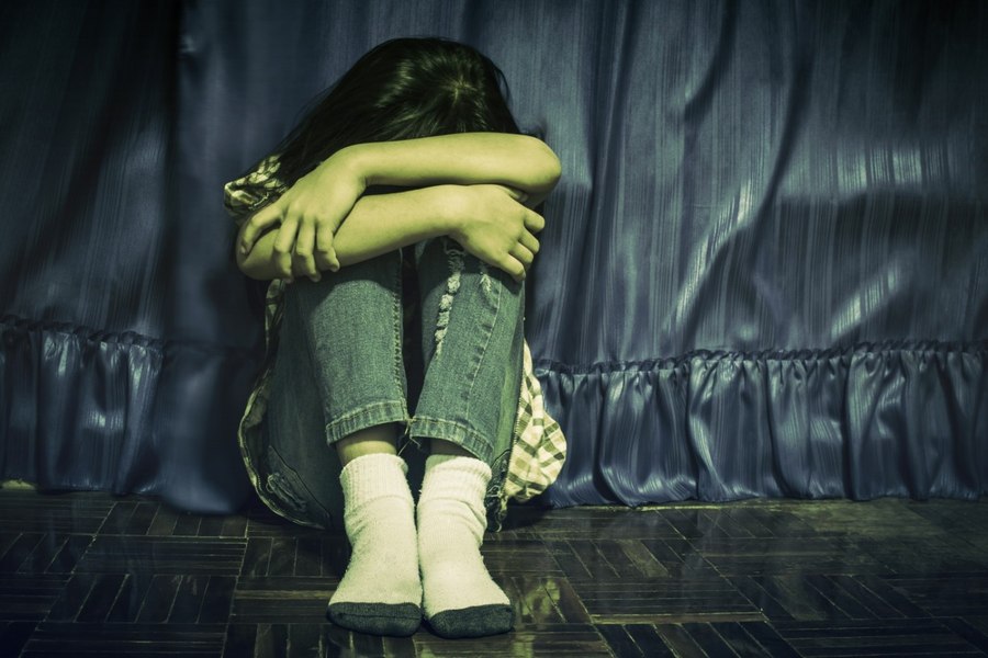 Un bărbat de 51 de ani a fost arestat după ce a lăsat însărcinată o minoră în vârstă de 15 ani. Violurile au început când copila avea 13 ani