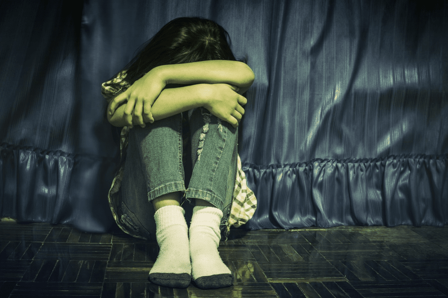 Copilă vândută de părinții români unui bărbat de 70 de ani. Ce sumă de bani au cerut