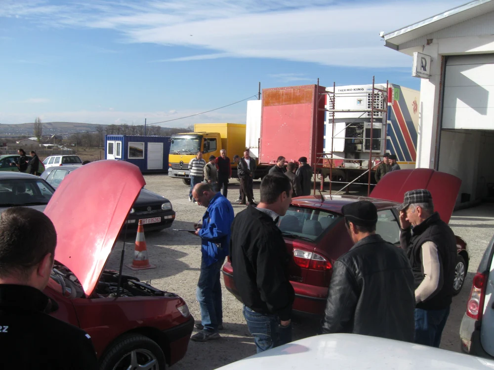 Oamenii se grăbesc să-şi înmatricluleze maşinile până la intrarea în vigoare a noilor taxe auto 