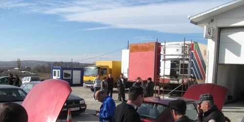 Oamenii se grăbesc să-şi înmatricluleze maşinile până la intrarea în vigoare a noilor taxe auto 