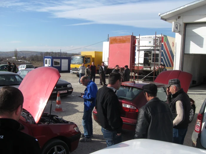 Oamenii se grăbesc să-şi înmatricluleze maşinile până la intrarea în vigoare a noilor taxe auto 