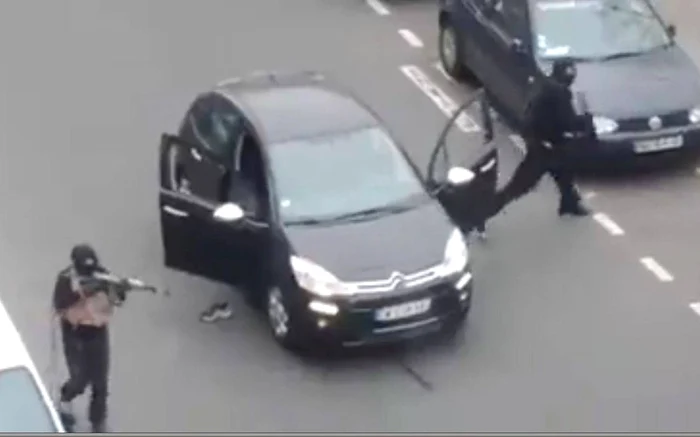 Cei doi atacatori care poartă cagule au fost identificați de polițiști