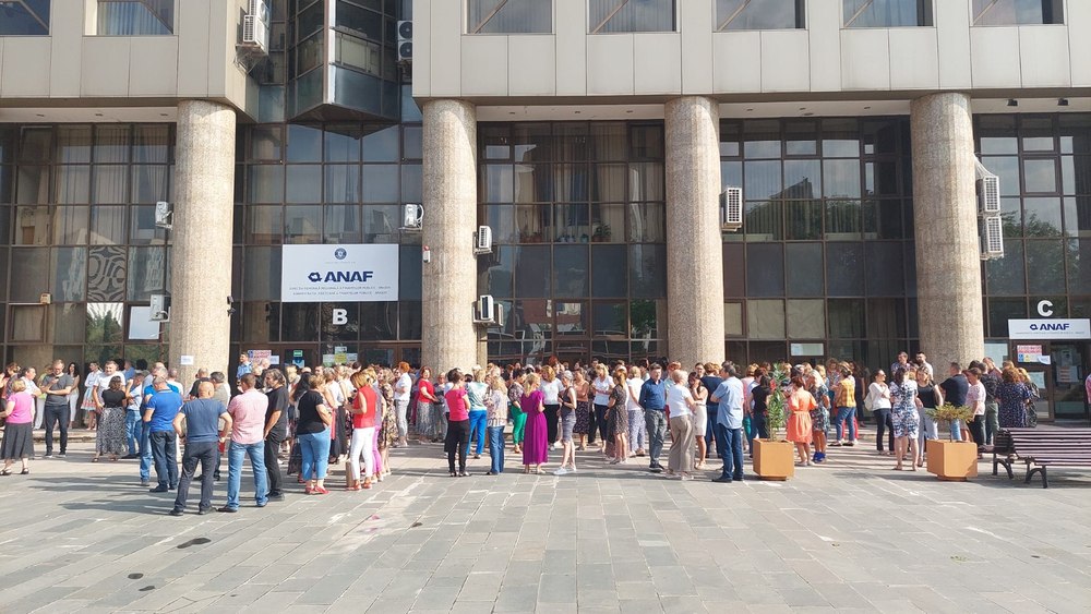 Angajații din Finanțe au ieșit din nou în stradă