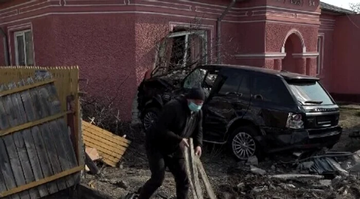 O șoferiță în vârstă de 41 de ani a intrat cu mașina într-o casă de pe parginea drumuluiFoto: ziare.com