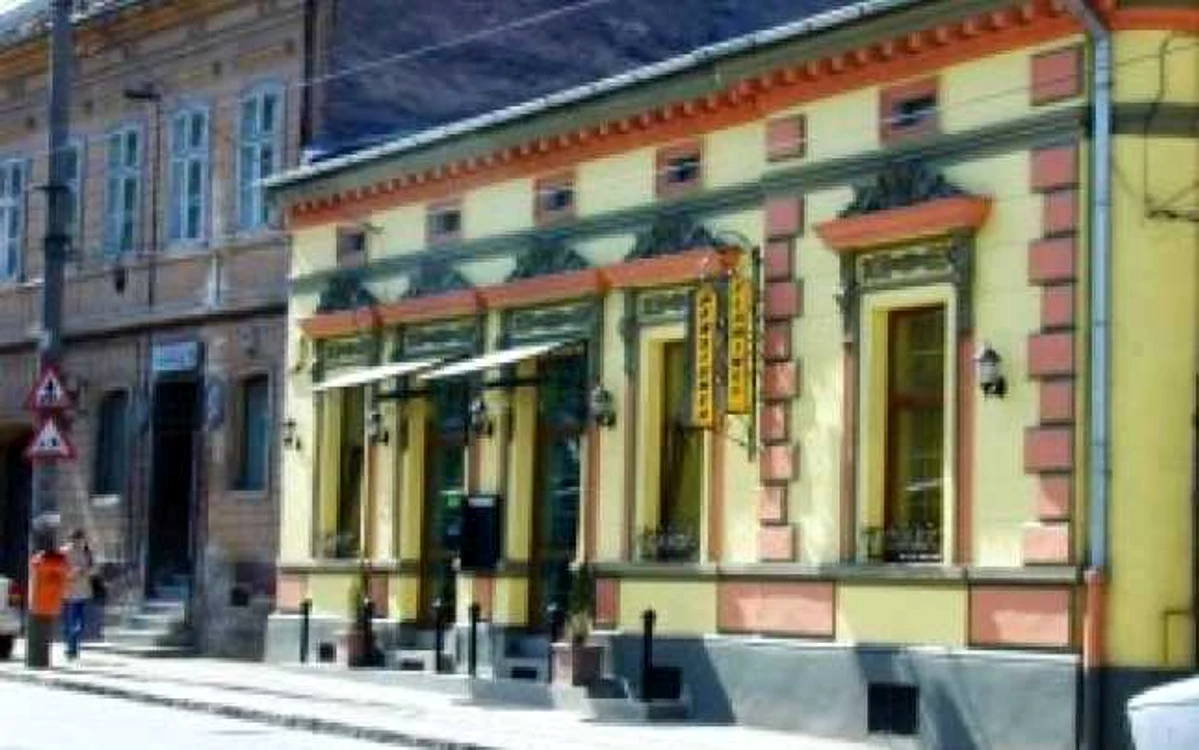 IPensiunea este formată din două corpuri de clădire. FOTObizbrasov.ro