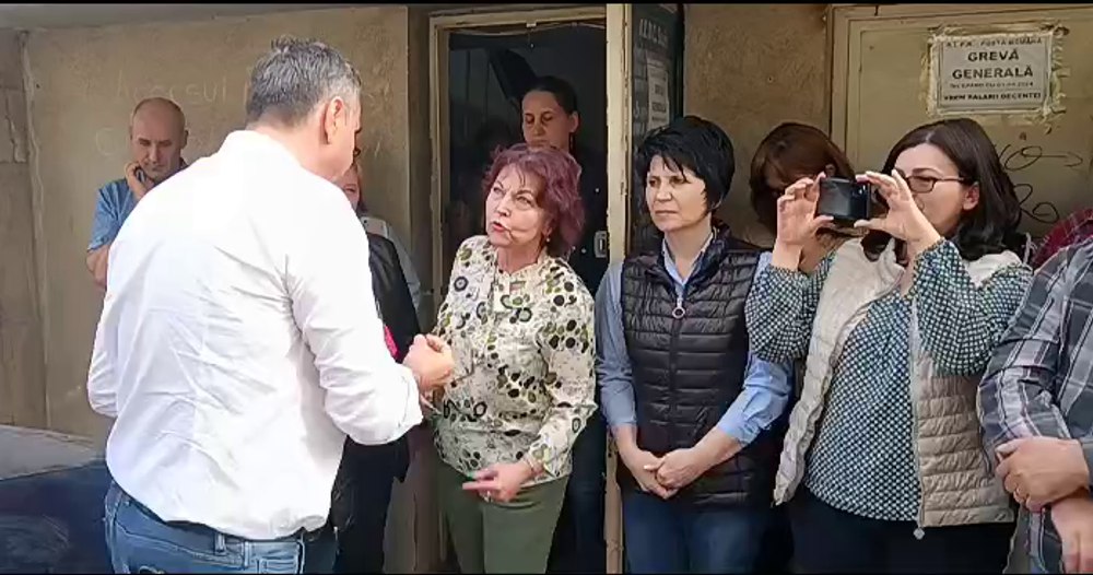 Scandal în prima zi de protest al poștașilor. Un spărgător de grevă din București, huiduit de colegii din Buzău VIDEO