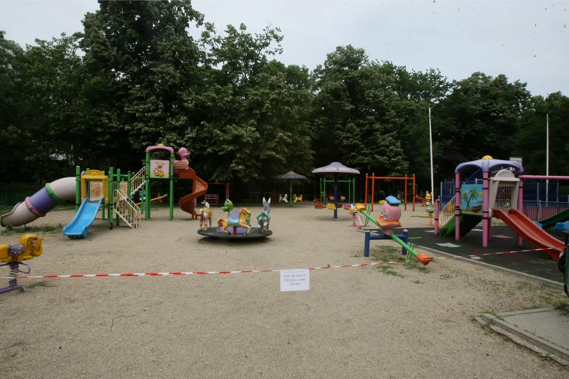 
    Din nefericire pentru copii, locurile de joacă din parcuri sunt în continuare închisefoto: Mihai Ionescu  