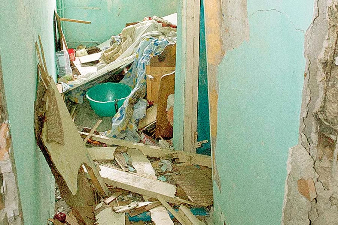 Locatarii au adunat ce au mai găsit prin moloz (FOTOGRAFII: VIATA-LIBERA.RO)