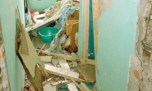 Locatarii au  adunat ce  au mai găsit prin moloz (FOTOGRAFII: VIATA LIBERA RO) jpeg