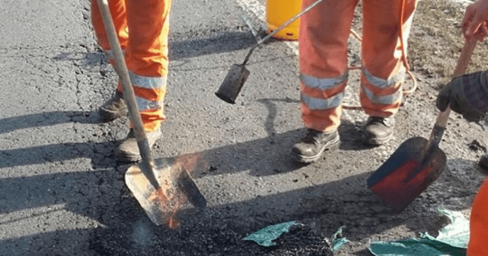 De Botobează, drumarii brașoveni fac „curățenia de primăvară”. Riscul de polei rămâne pe timpul nopții