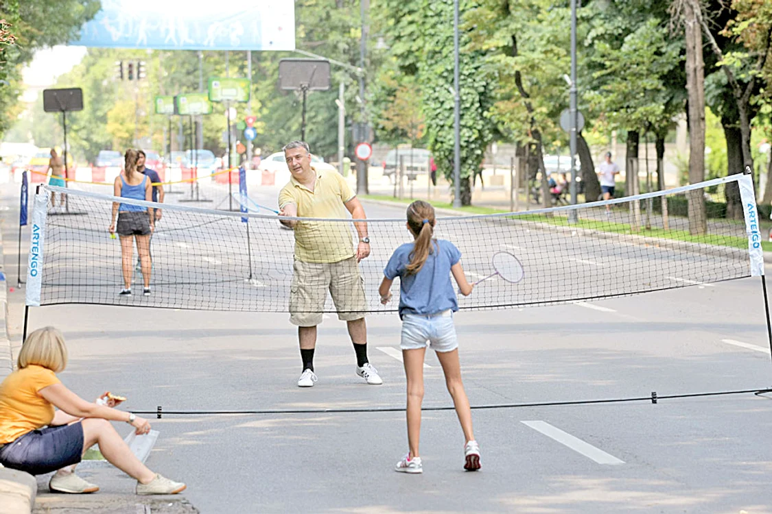 Copiii s-au înghesuit  să joace badminton 
